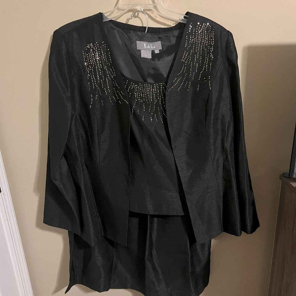 Women's Takka Skirt Suit Set (Size Unknown)